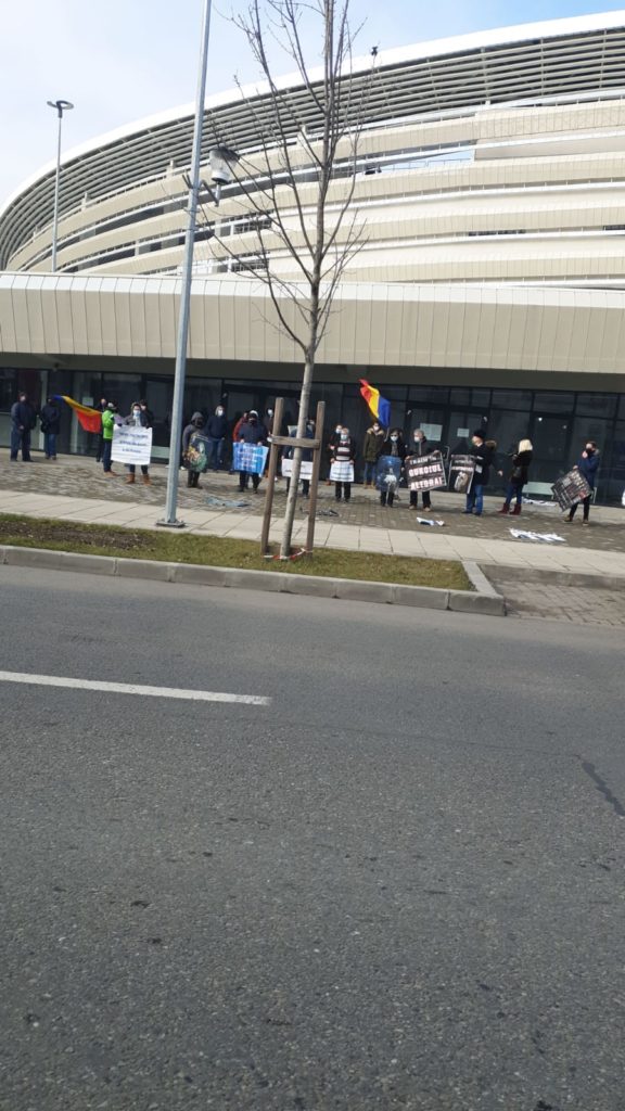 Protest în fața Primăriei Târgu Jiu împotriva administratorului depozitului de gunoi