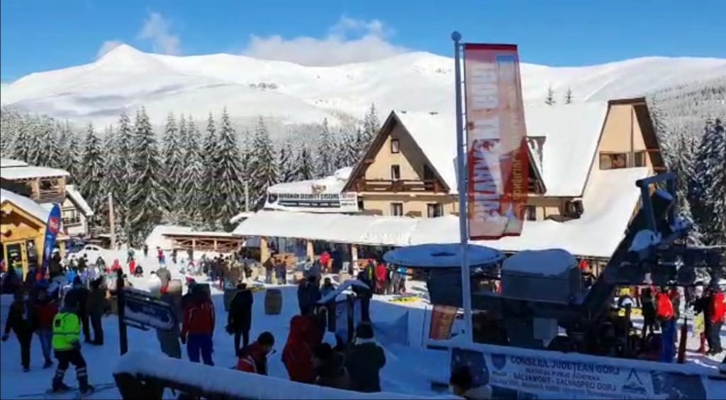 Record de turiști la început de an în Rânca. Stațiunea din Gorj nu a avut niciodată atât de mulți turiști de Crăciun și de Anul Nou.