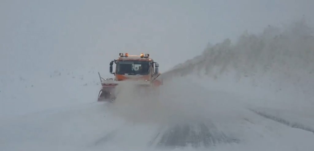 Gorj: Se intervine cu utilaje de deszăpezire în zona montană Rânca