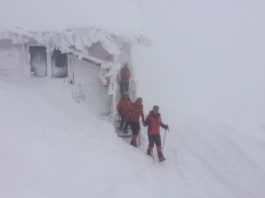 Salvamont Sinaia: Bărbat băut, găsit dormind sub zăpadă după o oră și jumătate de căutari