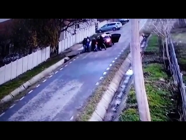 Arestați pentru răpirea unei tinere de 18 ani