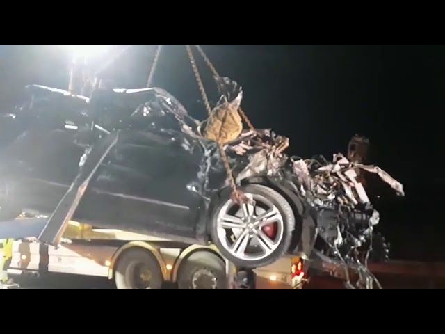 A murit după ce a intrat cu mașina sub un tir
