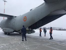 Seringi și ace, aduse din Qatar cu o aeronavă a Forţelor Aeriene Române