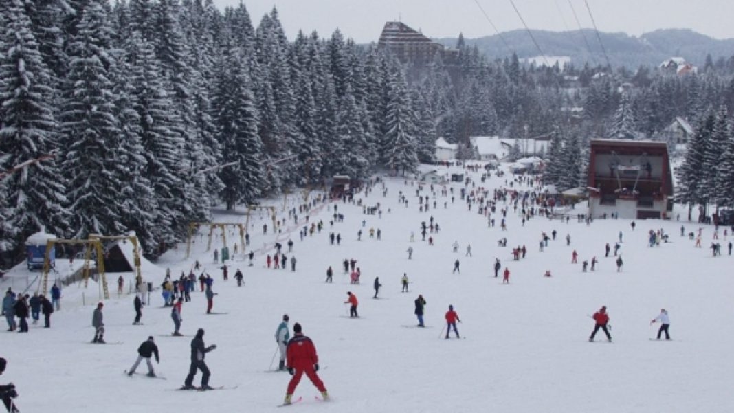 Mii de turişti au stat la cozi imense ca să urce pe pârtiile de la Sinaia