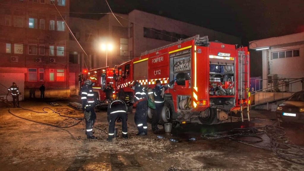 Doi pacienţi ai Secţiei Psihiatrie, principalii suspecţi în incendiul din Spitalul Roman