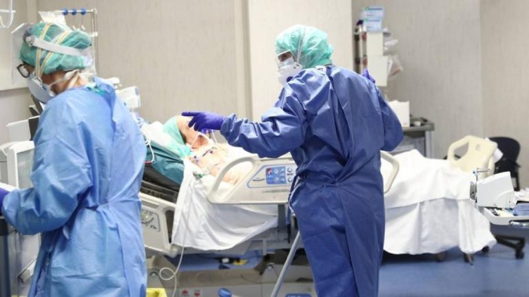În unitățile sanitar, numărul total de persoane internate cu COVID-19 este de 4.972. Dintre acestea, 753 sunt internate în secțiile ATI