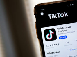 O fată de 10 ani a murit sufocată din cauza unei provocări de pe TikTok