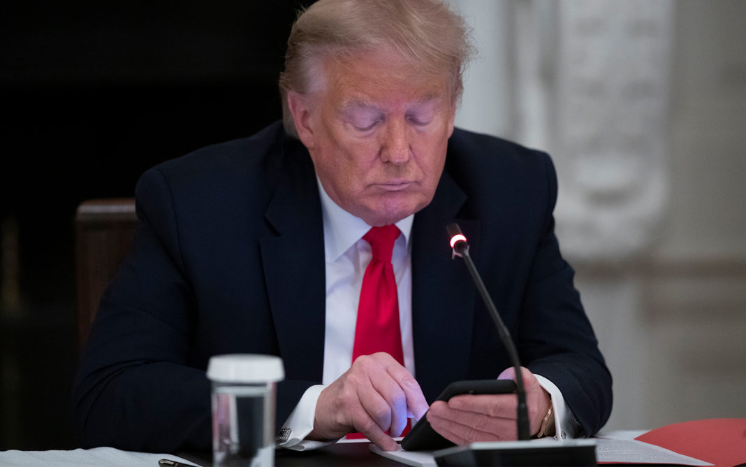 Conturile de Facebook şi Instagram ale lui Donald Trump, blocate pe termen nedeterminat