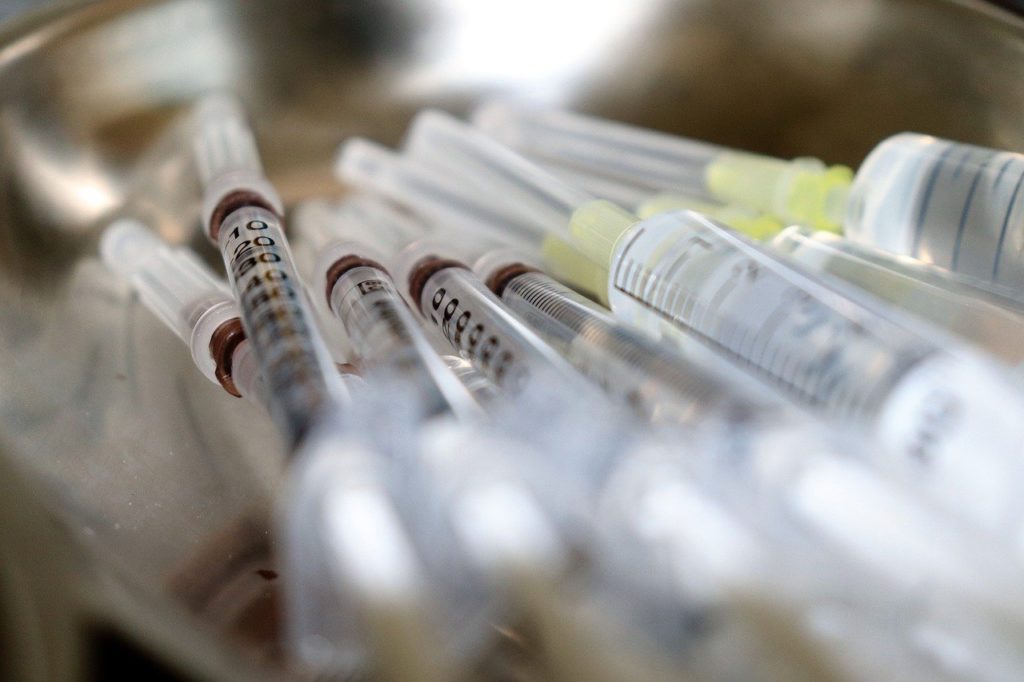 Un farmacist a distrus sute de doze de vaccin anti-COVID. Acesta  este „un conspiraţionist”