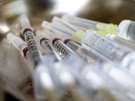 Un farmacist a distrus sute de doze de vaccin anti-COVID. Acesta este "un conspiraţionist"