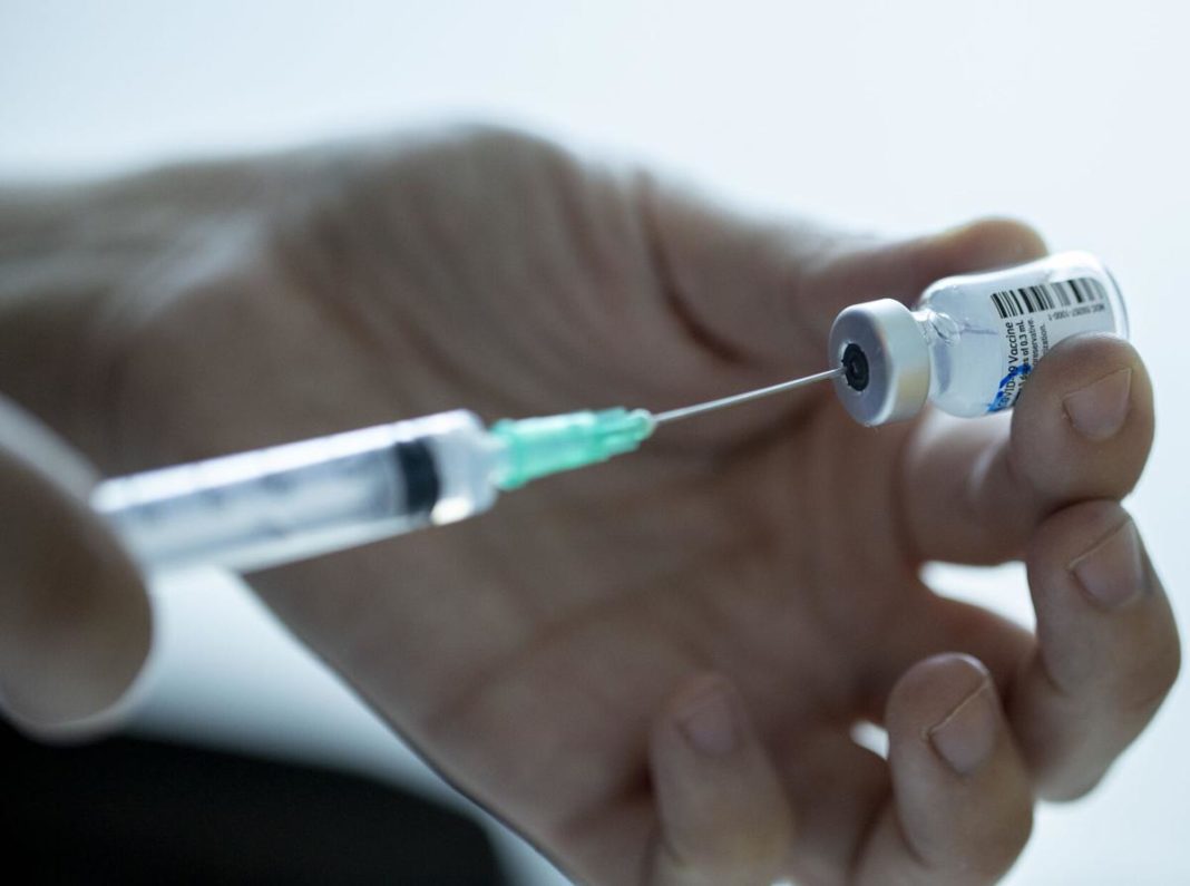 Scandal în Spania după vaccinarea peste rând a unor militari și politicieni