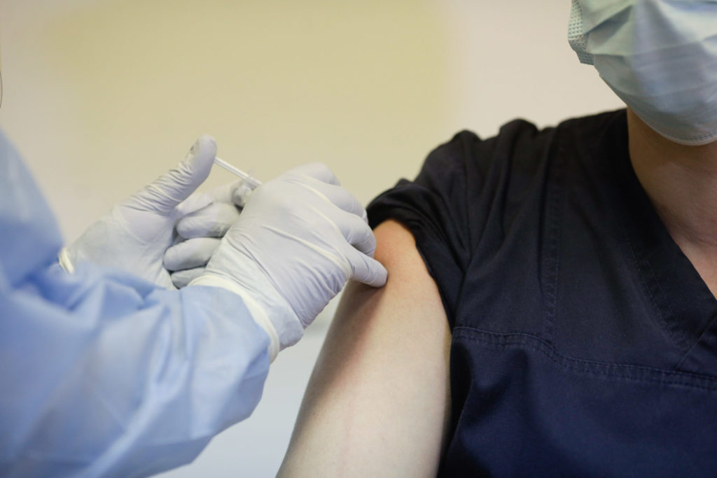 Comisia Europeană vrea ca măcar 70% din populația adultă a UE să fie vaccinată până în vară