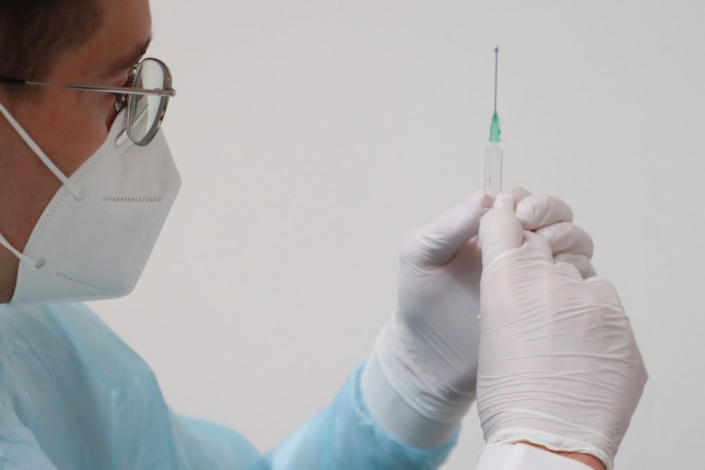 Alergologi: Reacțiile alergice la vaccinurile Covid, rare și sub control