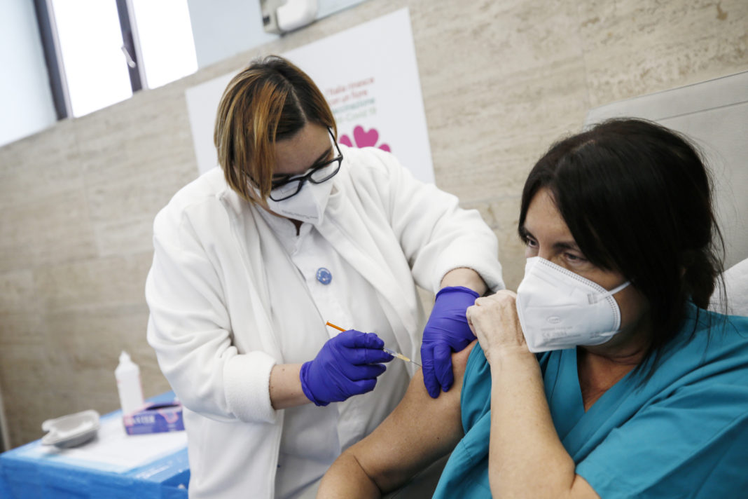 12 asistenți și medici au primit ser fiziologic în loc de vaccin anti-Covid