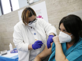 12 asistenți și medici au primit ser fiziologic în loc de vaccin anti-Covid