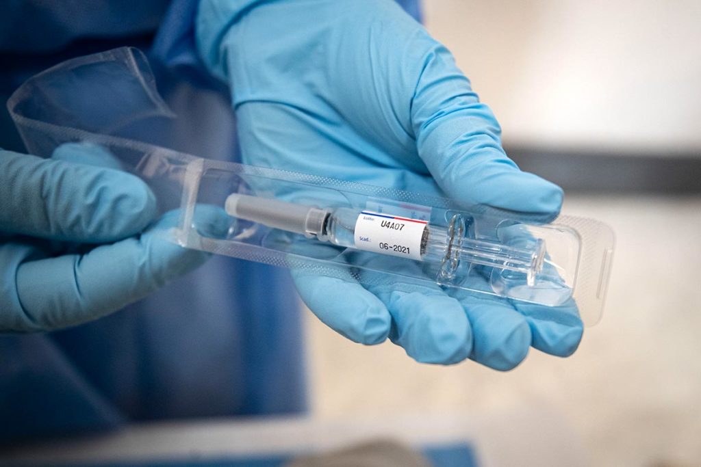 O persoană infectată după prima doză de vaccin aşteaptă vindecarea şi la o lună poate face rapelul