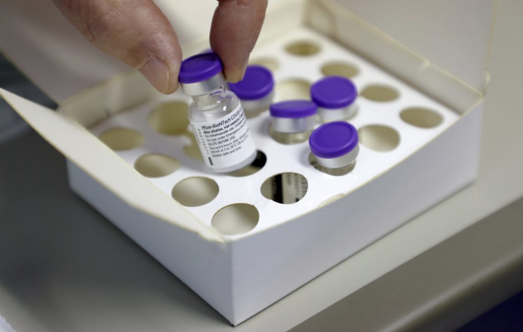 Marea Britanie va reexamina eficacitatea vaccinului Pfizer