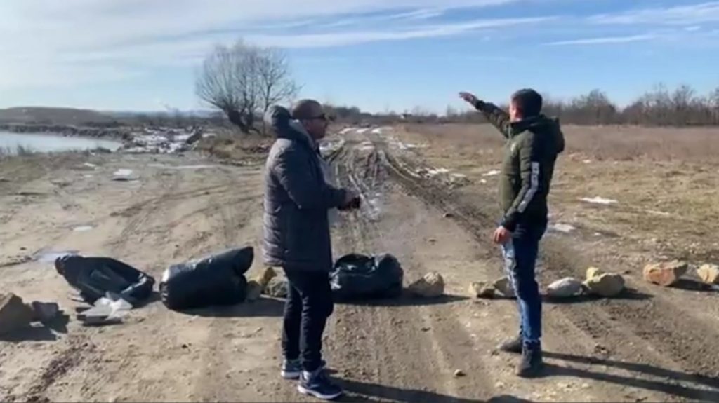 Localnicii din Bălești au blocat un drum pentru a opri o firmă care exploatează agregate din râul Jiu