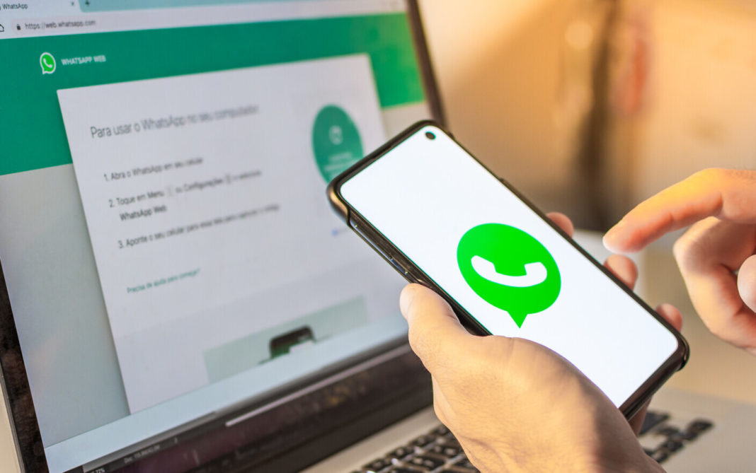 WhatsApp are un nou set de condiţii de utilizare, care prevăd transmiterea informaţiilor colectate către Facebook