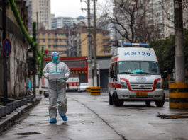 Medici chinezi din Wuhan filmați sub acoperire au declarat că și-au dat seama că noul coronavirus ar putea fi transmis de la om la om, dar autoritățile le-a spus să mintă