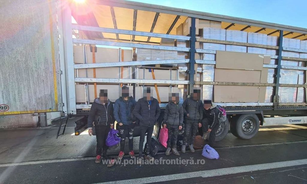 Optsprezece afgani depistaţi ascunşi în automarfare la Nădlac