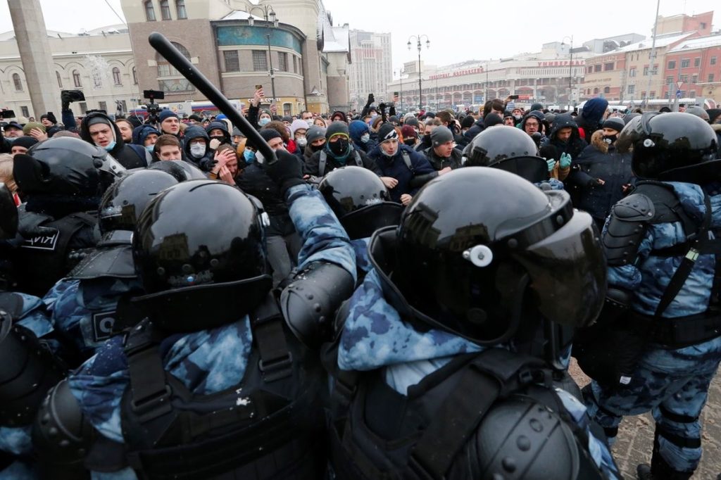 Manifestanții au fost copleșiți de numărul forțelor de ordine (AP Photo/Alexander Zemlianichenko)
