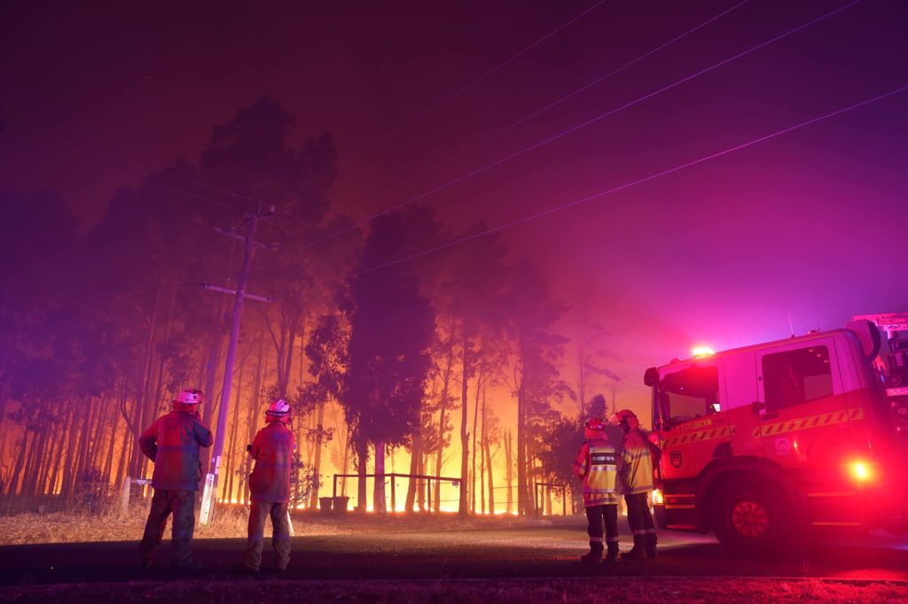 Cel puțin 59 de case, distruse și șase pompieri, răniți în incendiile din Australia