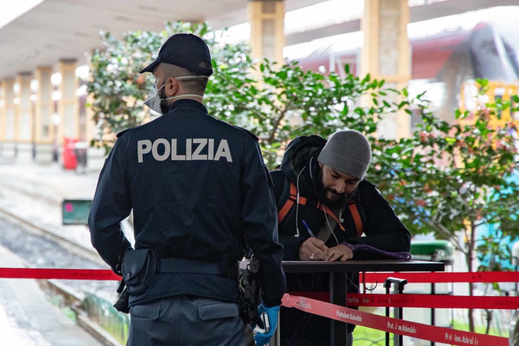 Un polițist își vede pantofii furați la un un român fără adăpost și îi răscumpără