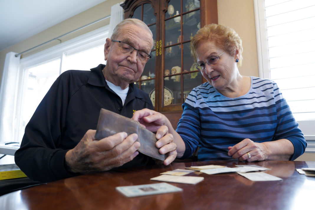 Paul Grisham și soția sa Carole Salazar privesc portofelul pierdut în 1968