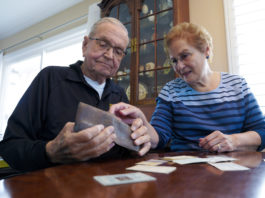 Paul Grisham și soția sa Carole Salazar privesc portofelul pierdut în 1968