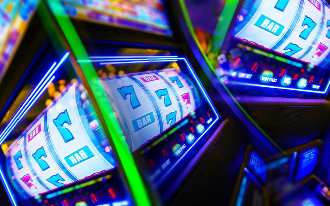 Un tânăr de 18 ani a încercat să jefuiască o sală de jocuri de noroc, dar a plecat cu mâna goală