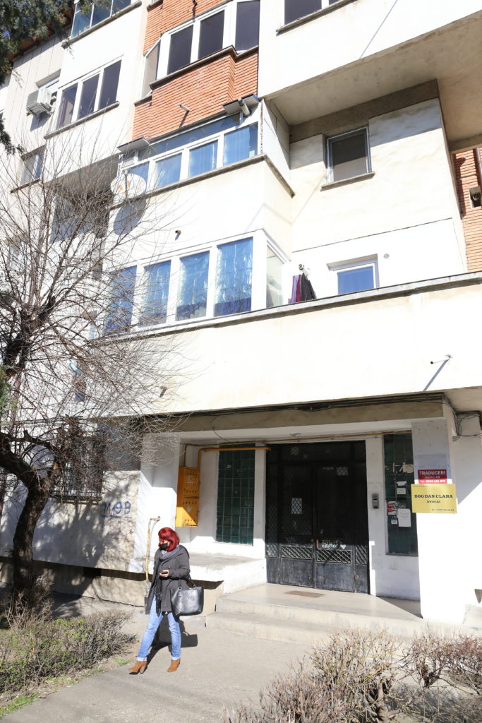 Vecinii şi acoperişul de 10.000 de euro