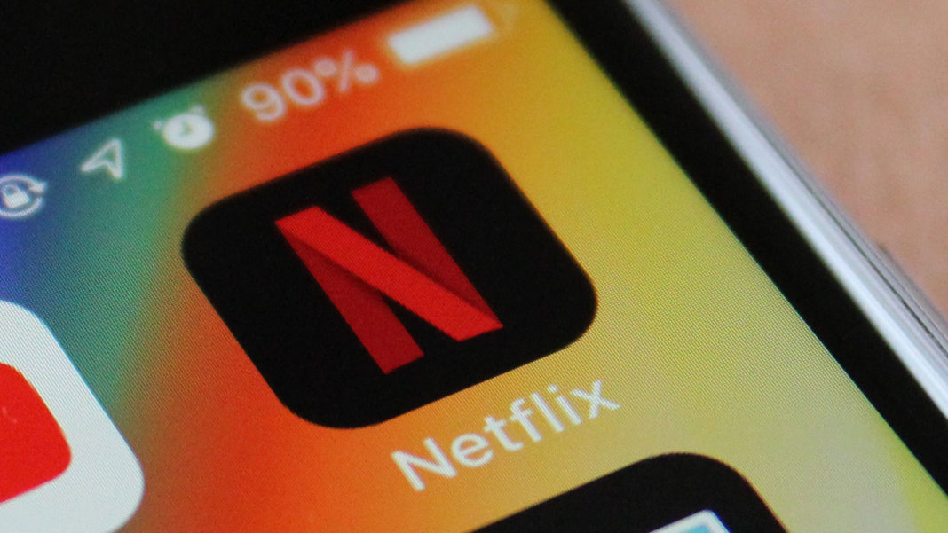 Netflix va descărca automat filme şi seriale pe dispozitivele mobile