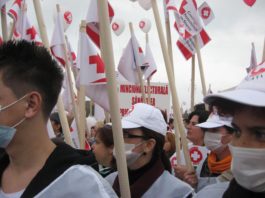 Angajații din sănătate ies din nou în stradă: proteste la Parlament, la dezbaterea bugetului pe 2021
