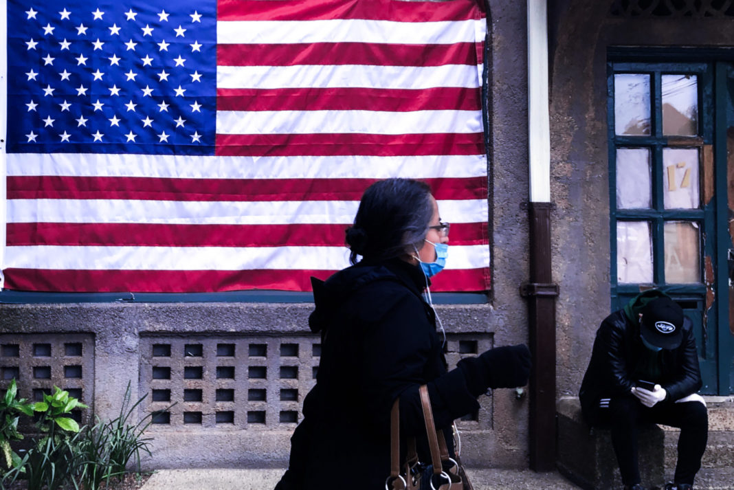 Media zilnică a infectărilor în SUA, redusă la jumătate față de nivelul din decembrie