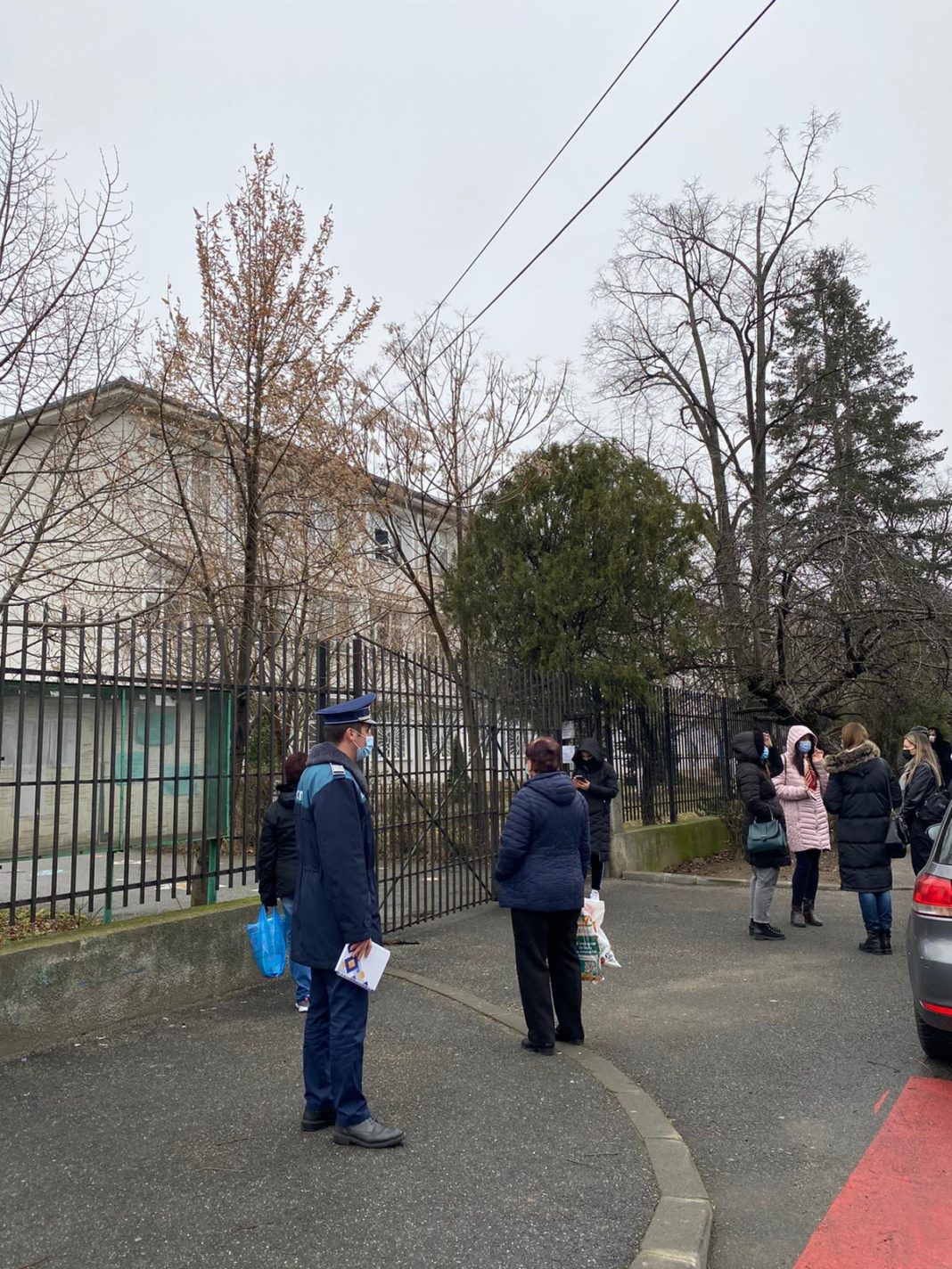 Forţele de ordine desfăşoară activităţi pentru prevenirea aglomerărilor în zona adiacentă unităţilor de învăţământ