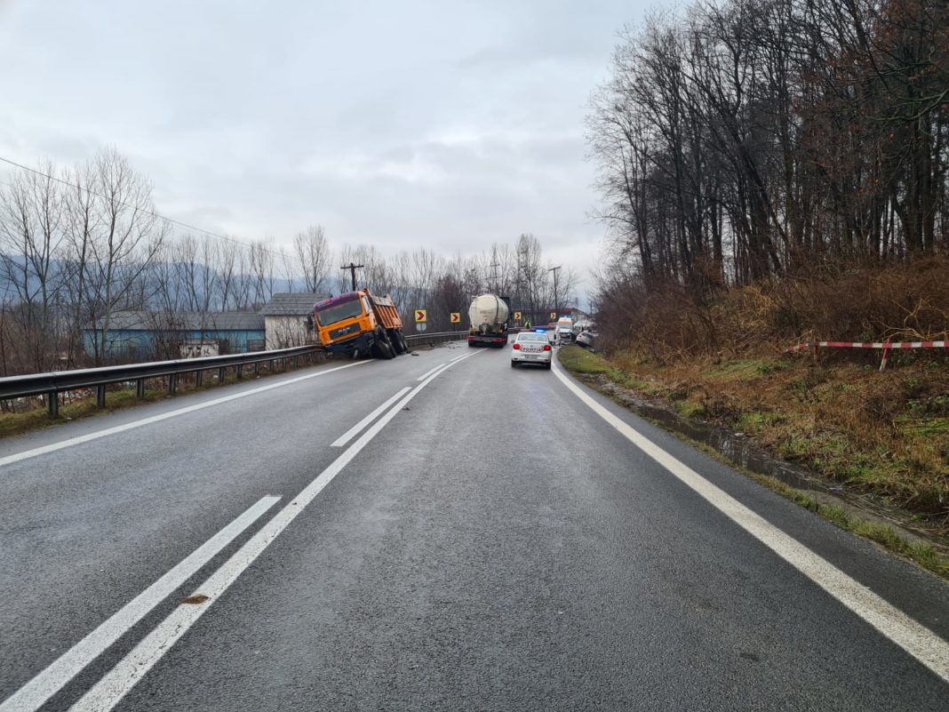 Un grav accident rutier a avut loc pe DN 7, în comuna Bujoreni, sat Gura Văii