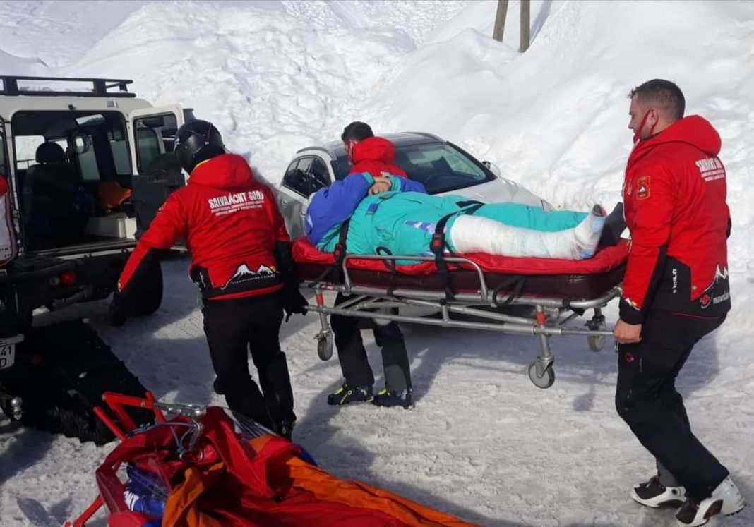 Turist accidentat la Rânca, transportat la spital