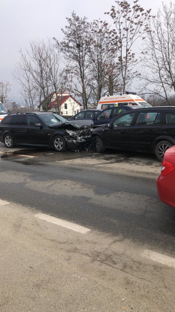 Accident între două autoturisme în Râmnicu Vâlcea