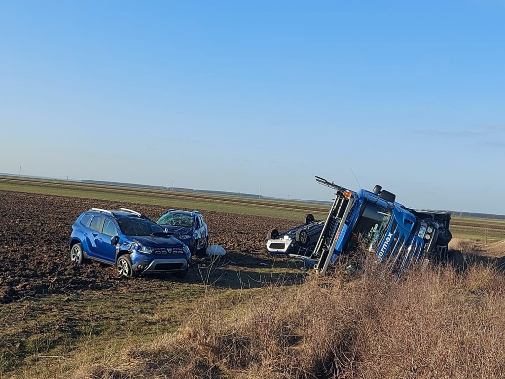 Tir încărcat cu Dacii Duster, răsturnat pe DN 65