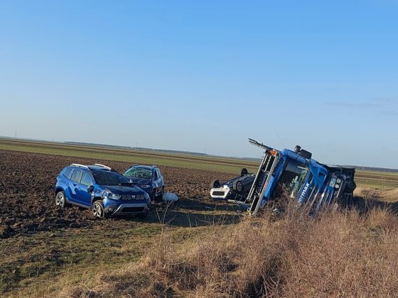 Tir încărcat cu Dacii Duster, răsturnat pe DN 65 ( foto: Marian Apipie )