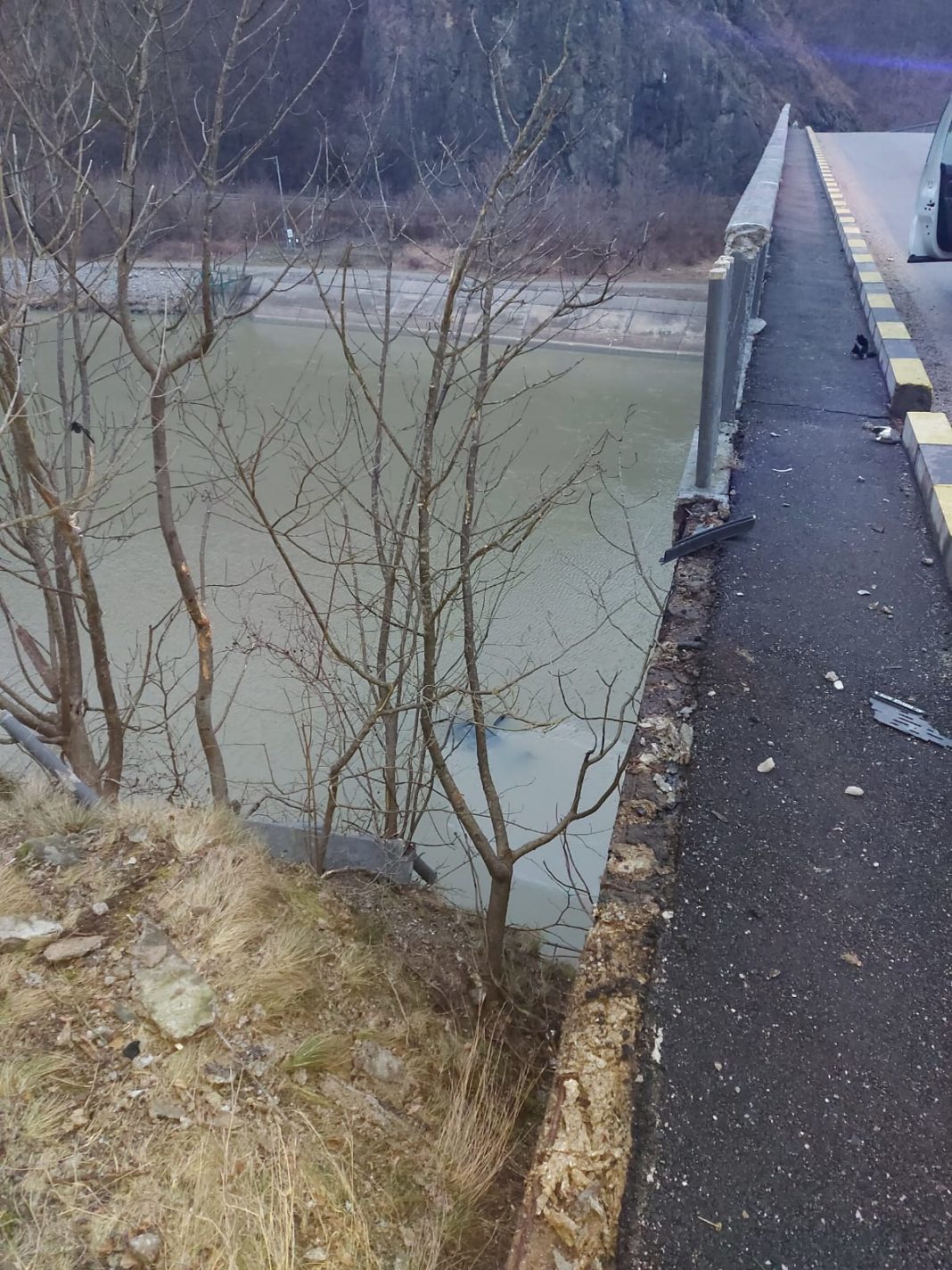 Două persoane au fost rănite după ce mașina în care se aflau a căzut în râul Olt