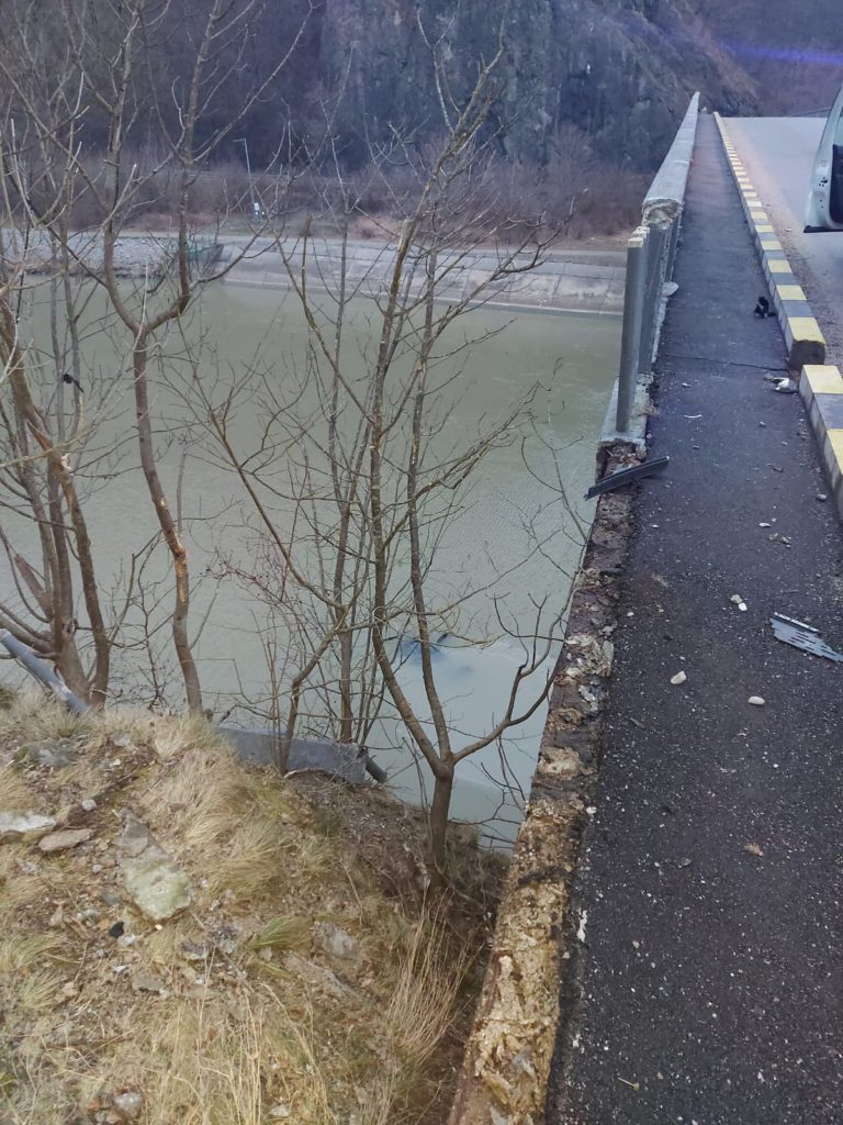 Vâlcea: Au căzut cu mașina în râul Olt