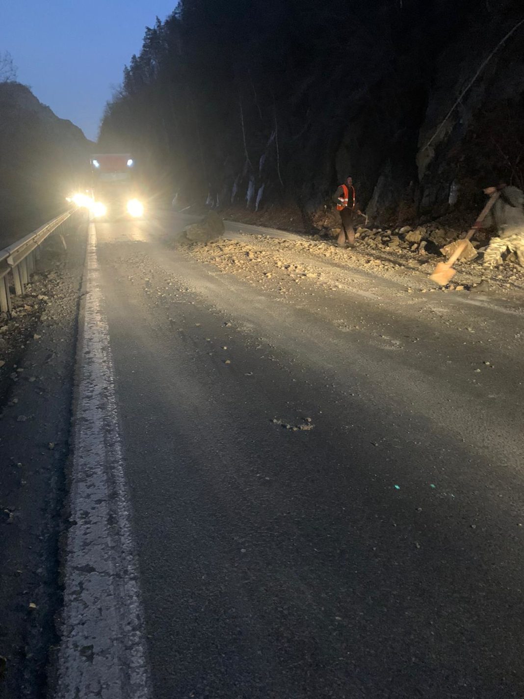 Traficul rutier pe Valea Oltului este blocat din cauza căderilor de pietre