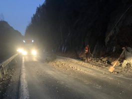 Traficul rutier pe Valea Oltului este blocat din cauza căderilor de pietre