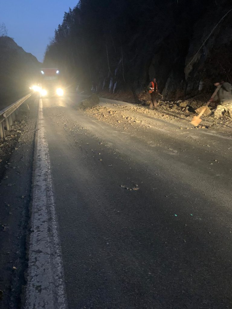 Traficul rutier, blocat pe Valea Oltului