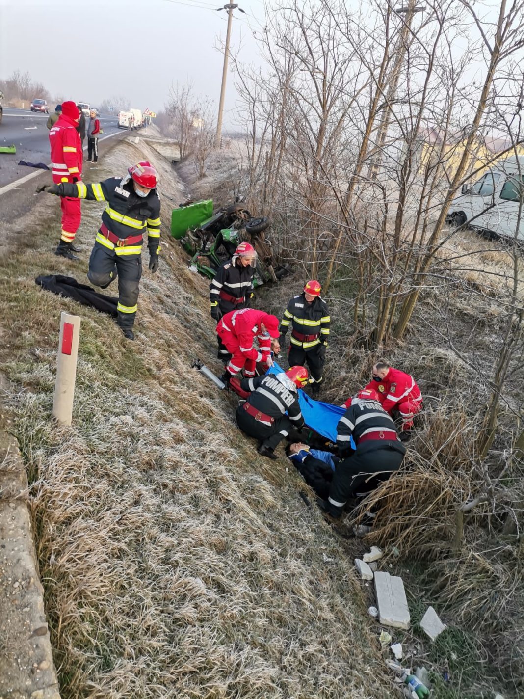 Galerie foto: Accident în comuna Ișalnița. Două persoane au ajuns la spital