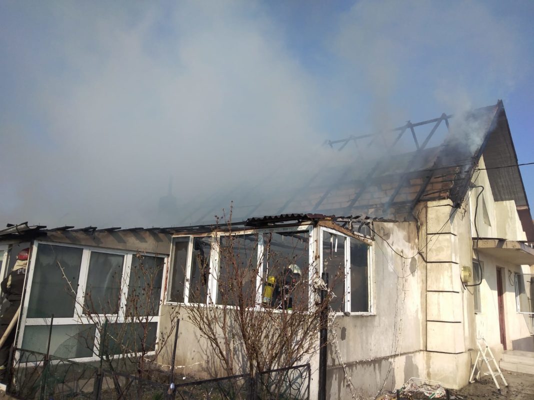 Pompierii mehedințeni au intervenitcu mai multe echipaje pentru stingerea unui incendiu izbucnit la o casă din Strehaia