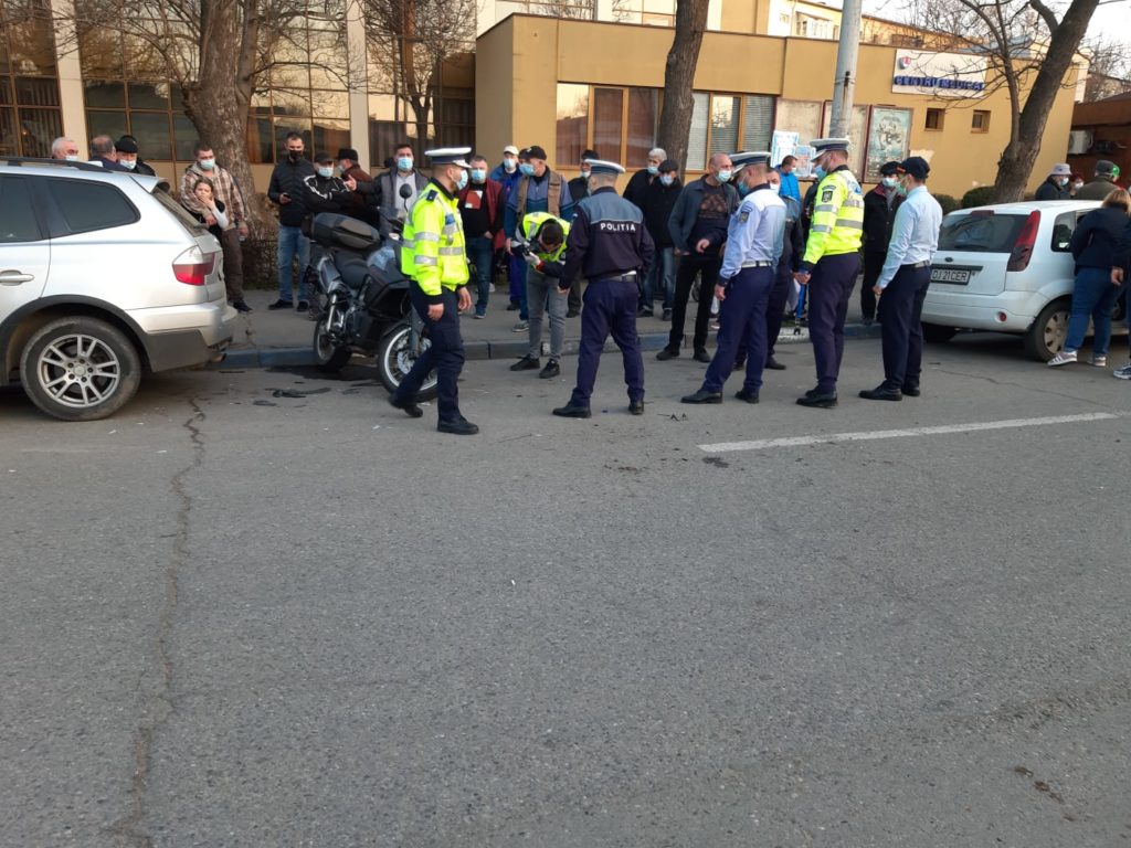 Coliziune între un autoturism și o motocicletă