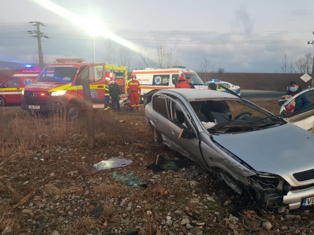 Un accident rutier spectaculos s-a petrecut astăzi în Râmnicu Vâlcea, după ce soferul unui autoturism a ieșit în decor
